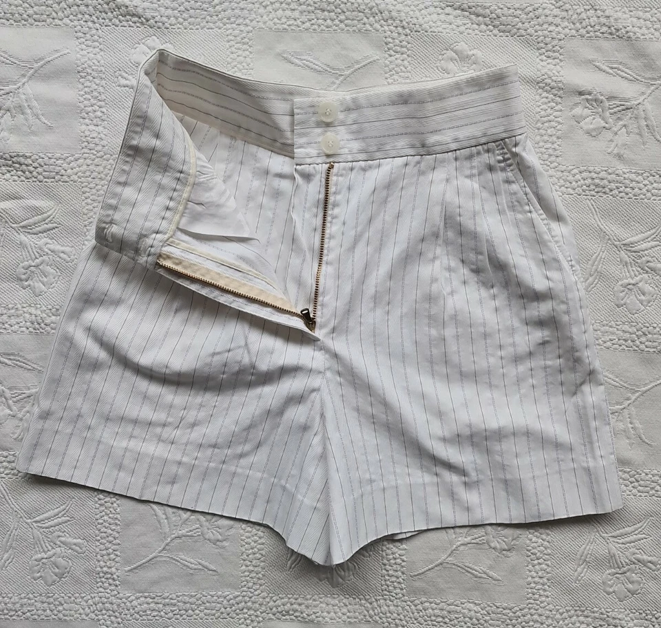 Pantalones cortos plisados de algodón a rayas blancos Dolce Gabanna D&G para mujer. IT 40 / UK 8. Foto 4 de 4