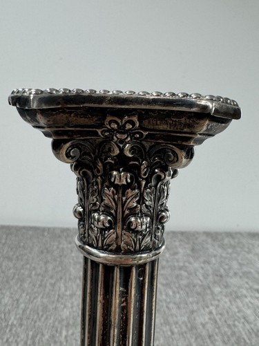 Candelabro Gorham de plata esterlina columna corintia grabado neoclásico A3208 - Imagen 11 de 15