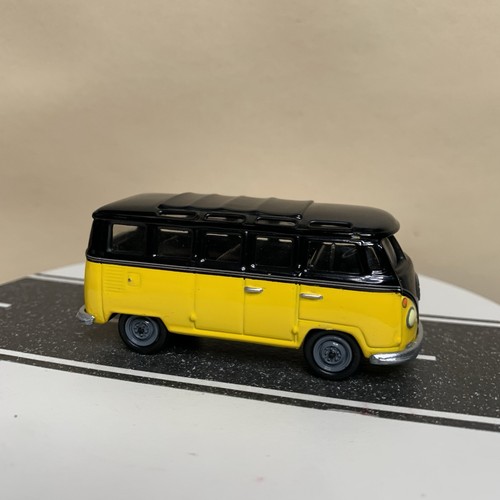Johnny Lightning Volkswagen #33 1960 VW Type 2 T1 Samba Bus Yellow/Black 1:64 NM - Picture 6 of 15