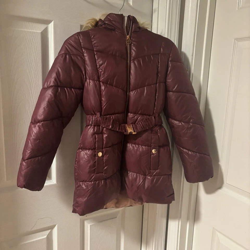 Chaqueta acolchada borgoña para niñas jóvenes sudadera con capucha de piel sintética talla 14 de Michael Kors Foto 2 de 4
