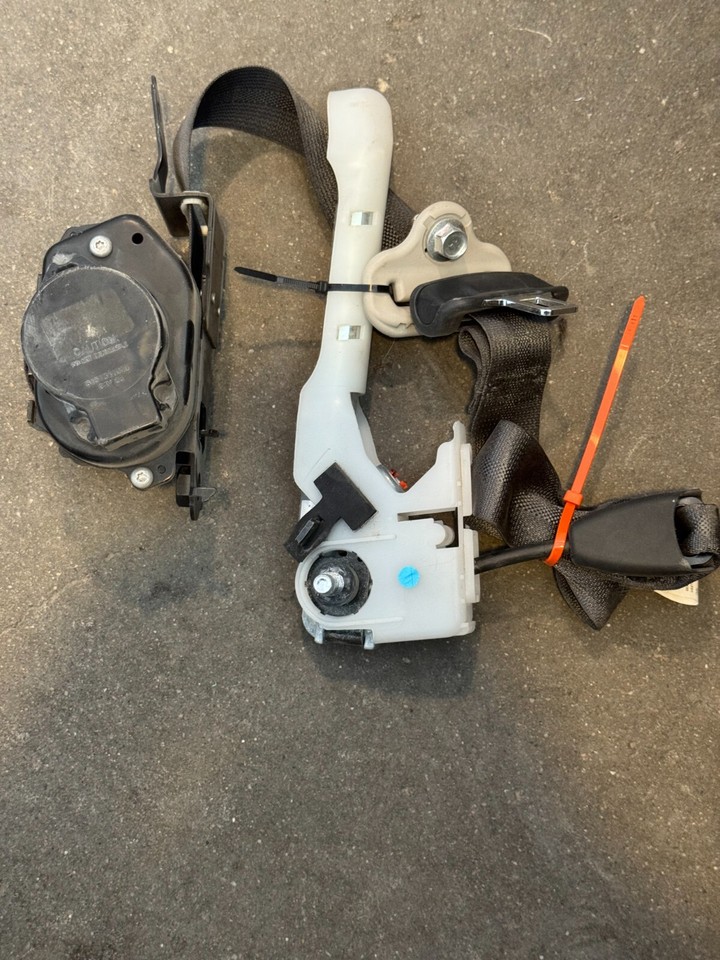 2014-2020 Nissan Rogue Left Front Driver Seat Belt Retractor Assembly 2014-2020 Nissan Rogue Left Front Driver Seat Belt Retractor Assembly
