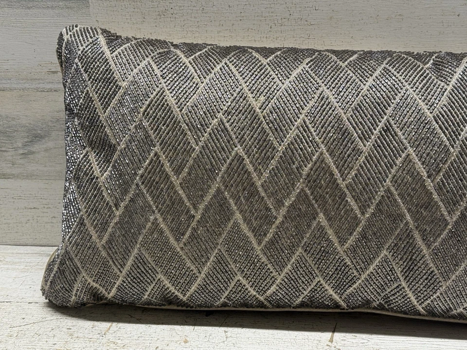 Almohada decorativa Hudson Park lineal de piedra arenisca con cuentas 12" x 22" nueva Foto 3 de 4