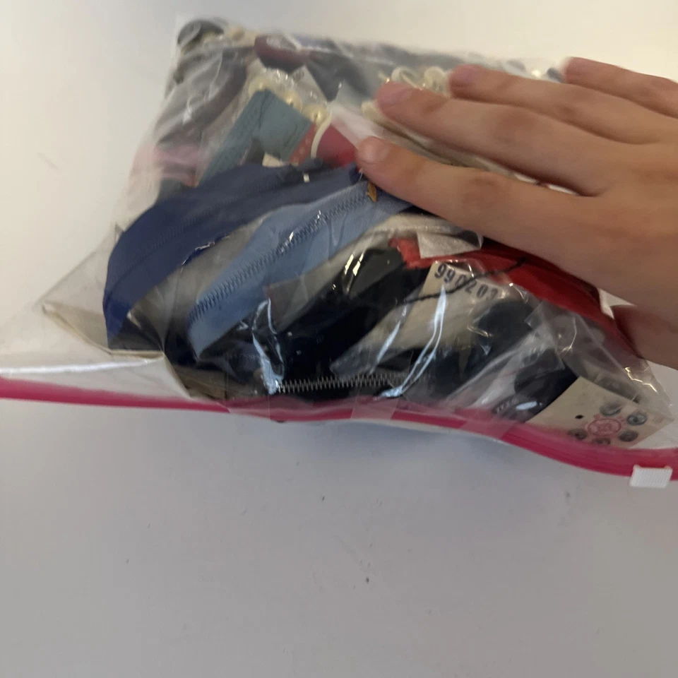 Ca. 1,3kg An Knöpfen, Nadeln, Fäden, Nähzubehör, Schnallen, Verschlüsse Konvolut - Bild 4 von 4