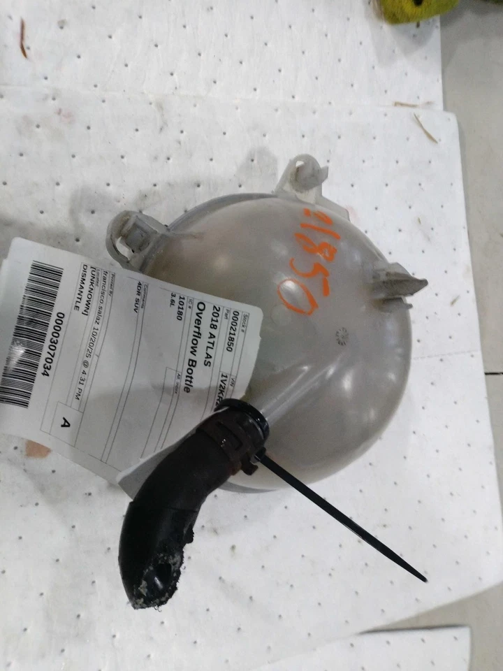 Used Engine Coolant Reservoir fits: 2018 Volkswagen Atlas  Grade A - Image 2 of 4