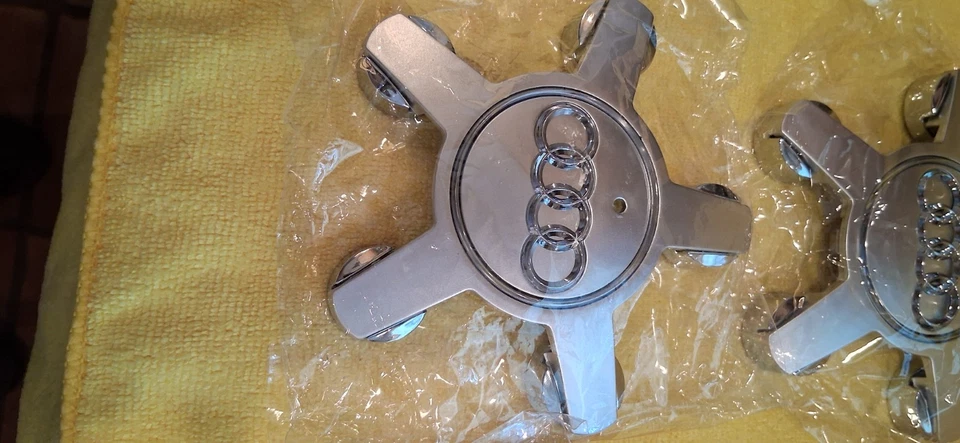 TAPA RUEDA CENTRAL AUDI PLATA/CROMO (NUEVO) S7-A6-A7-A8-QUATTRO +++ Foto 2 de 4