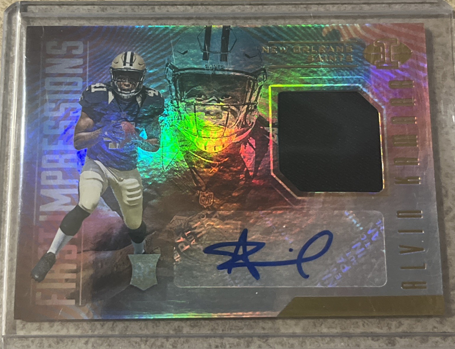 2017 Panini Illusions First Impressions Mem Auto Alvin Kamara #117 (AU, MEM, RC)
