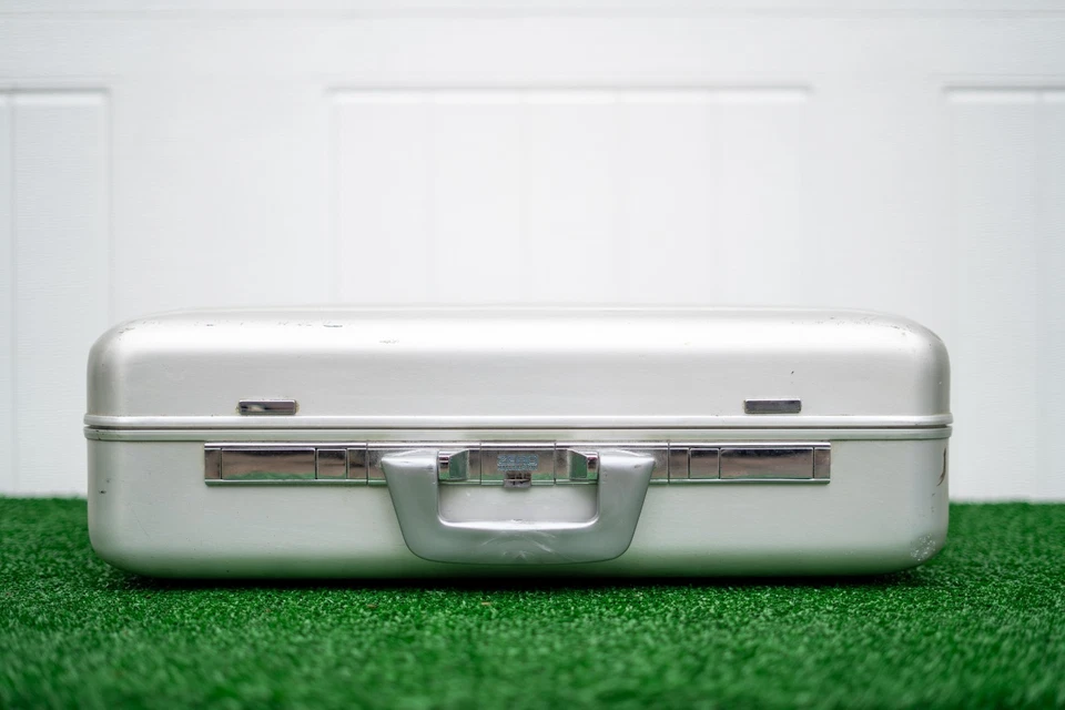 Maletín de aluminio grado aeronáutico Zero Halliburton bloqueo de combinación comprobado 24" Foto 2 de 4