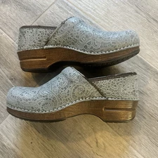 Dansko XP Clog Blue Lace Pattern Size 39 US 9 **flawed** Nurse Slip Resistant
