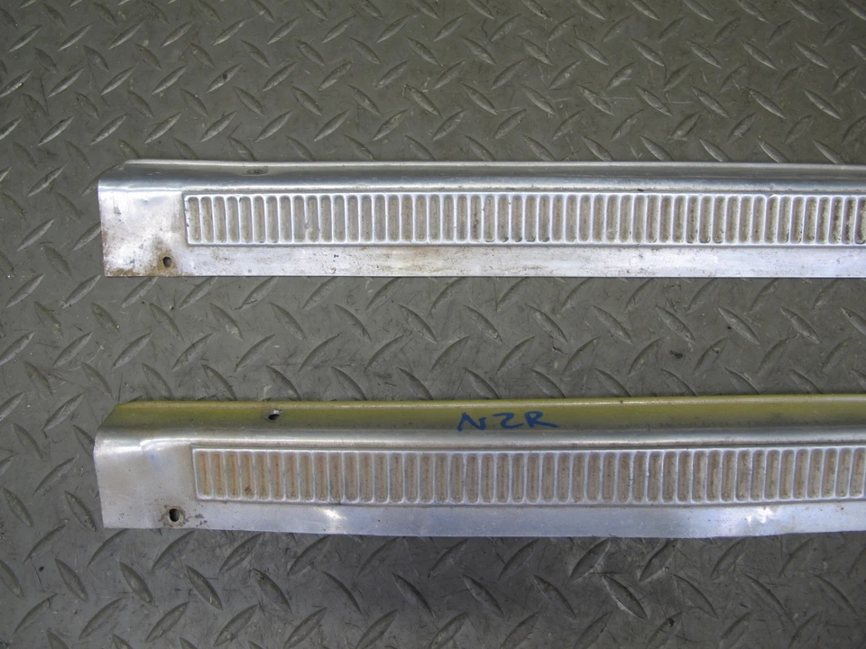 75-78 DATSUN S30 280Z 2+2 JUEGO DE 2 PLACAS RASPADURAS UMBRAL PUERTA IZQUIERDA Y DERECHA OEM Foto 3 de 4