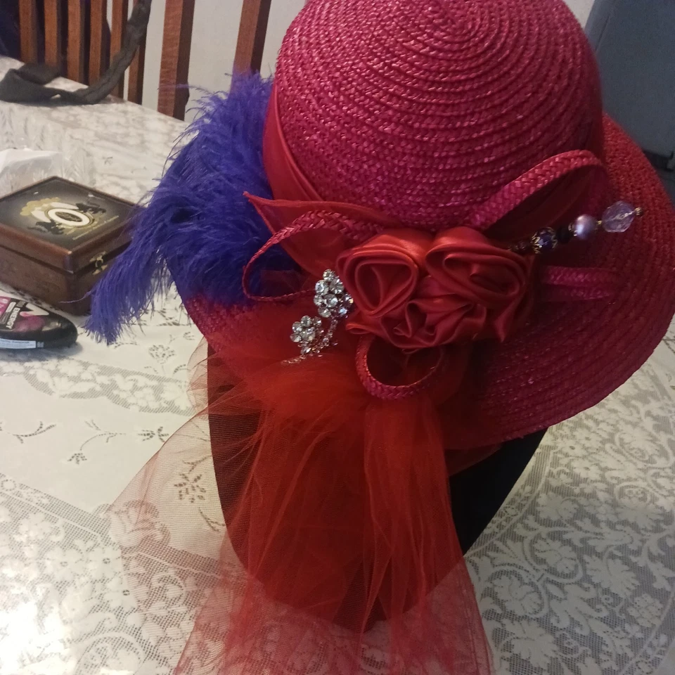 Sombrero de Iglesia Rojo Función de Boda Sombrero Floral Elegante Fedora Rosa Paja con Flor Derecha Foto 2 de 4