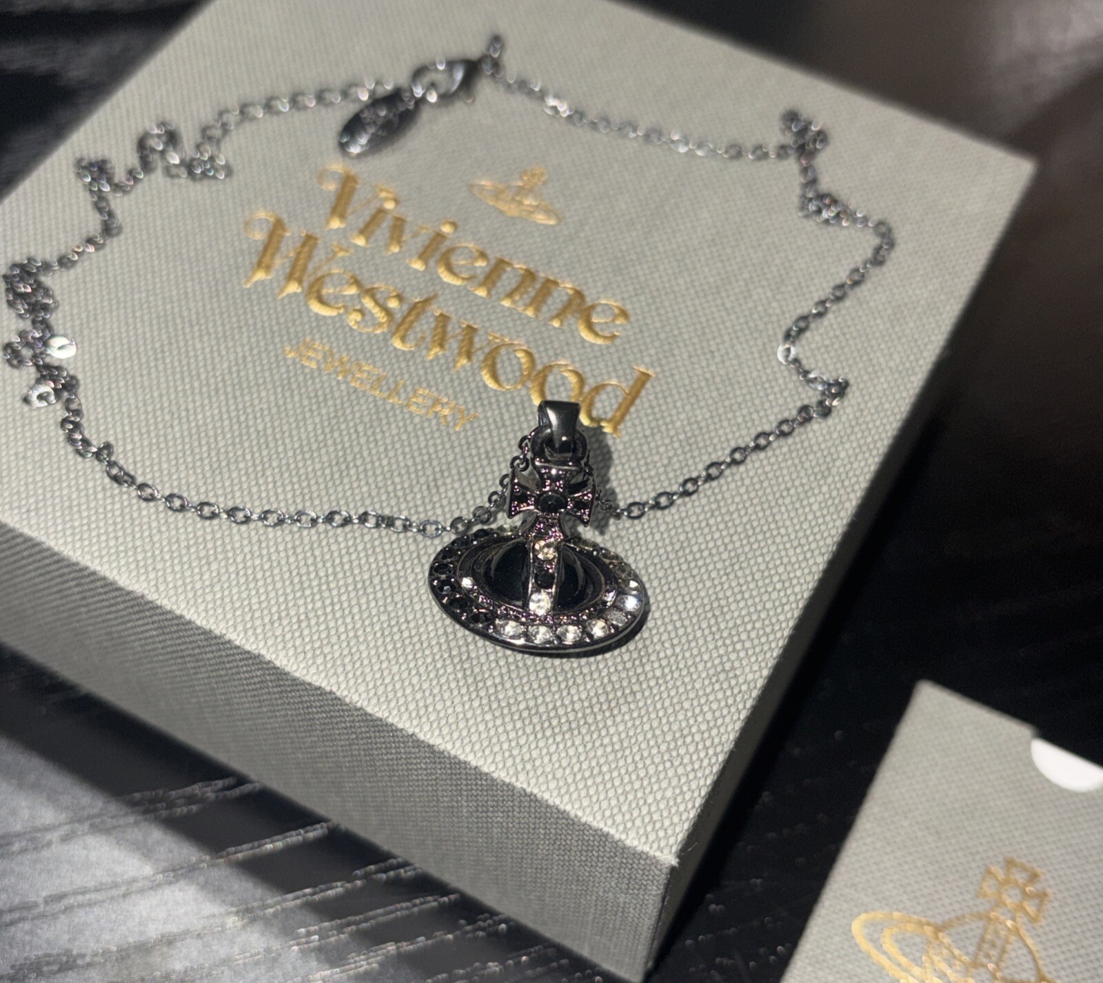 [Vivienne Westwood] 25SS 3D ORBガンメタル Vivienne Westwood: ブラック＆ガンメタル 3D Orb キーチェーン