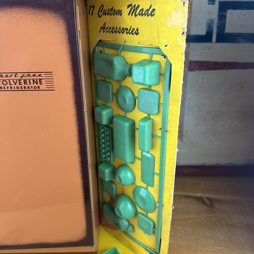 Vintage 1960's Wolverine Toy Tin Refrigerator in original box & accessories - Picture 7 of 14