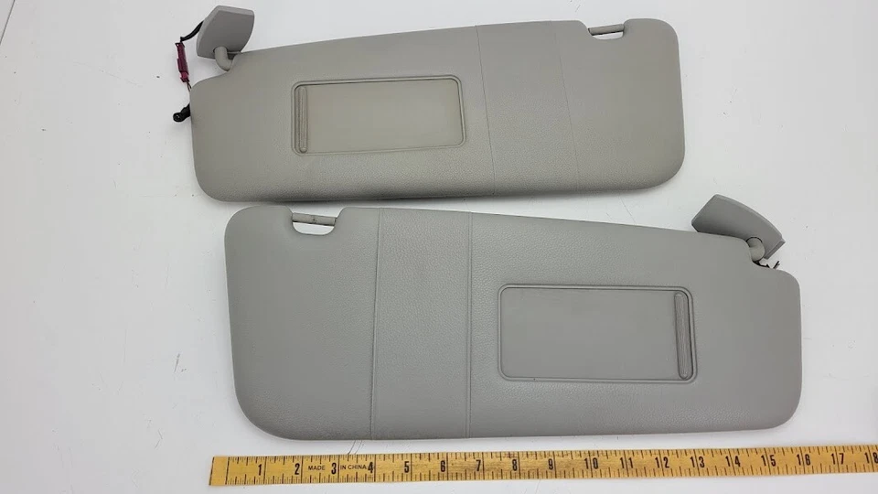 Оригинальный серый солнцезащитный козырек 2007 BMW 530i с монтажными винтами комплект из 2 - Изображение 2 из 3
