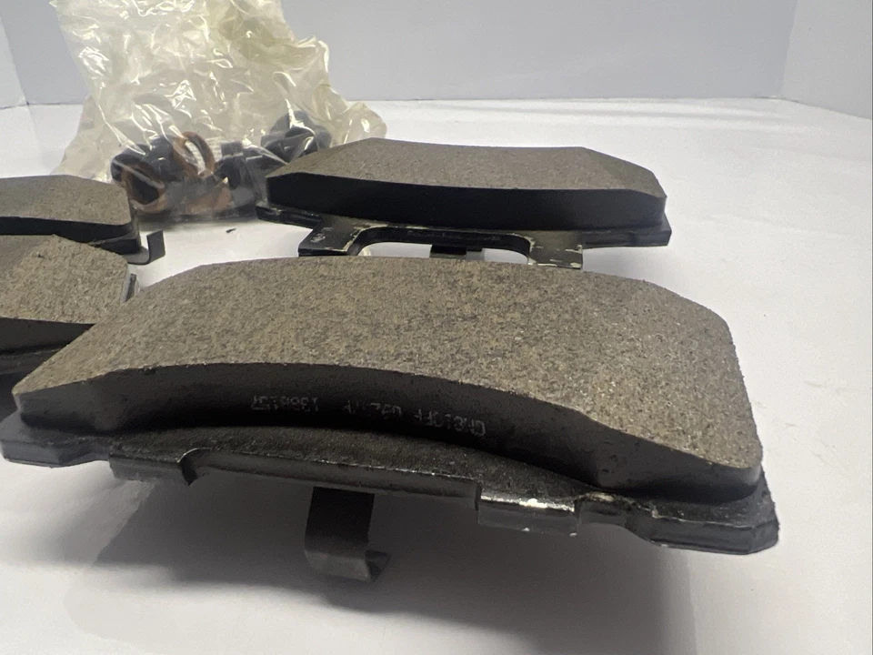 Новый комплект передних тормозных колодок Chevy Suburban Tahoe Chevrolet C2500 K2500 C3500 K3500 - Изображение 2 из 4