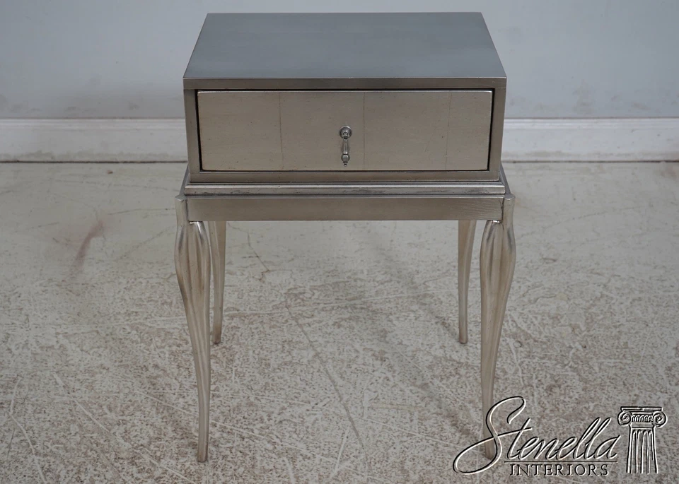 F67447: Par de mesitas de noche Hollywood Regency pintadas en plata con 1 cajón Foto 2 de 4