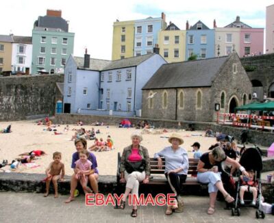 PHOTO  HOLIDAY TIME - TENBY LOOKING UP TOWARDS THE TOWN FROM THE DIRECTION OF TH