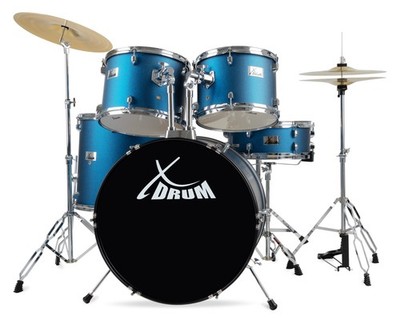 Blaues, komplettes Drumset mit allem, was man zum Schlagzeugspielen braucht