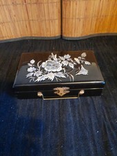 Boîte à bijoux laquée noire décor nacré