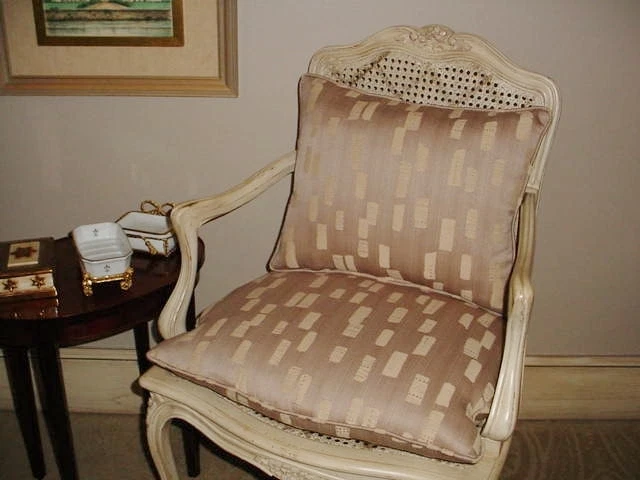 ITALIAN HOLLYWOOD REGENCY WHITE CANE CARVED BEDROOM DESK LIVING ROOM CHAIR - Image 2 of 4