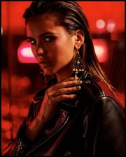 NINA DOBREV 8x10 PHOTO *