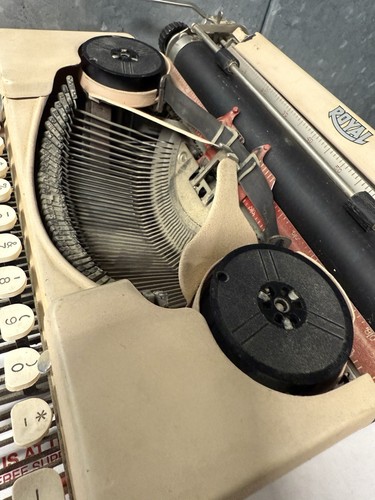 Macchina da scrivere portatile vintage Art Deco ROYAL modello P rara rosa chiaro BELLISSIMA! - Foto 12 di 15