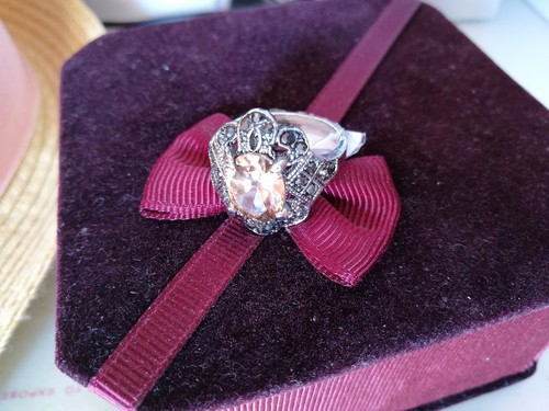 Bague fine en or blanc et perle rose qui bouge