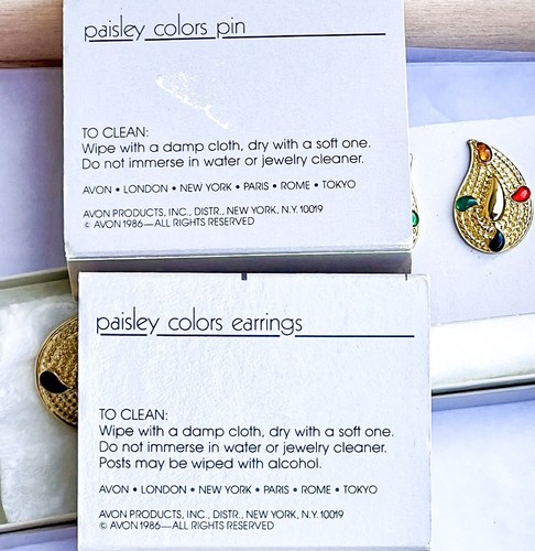 Avon PAISLEY COLORS Set Pin Ohrringe durchbohrt VINTAGE 1986 aus altem Lagerbestand goldfarbener Cabochon - Bild 5 von 12