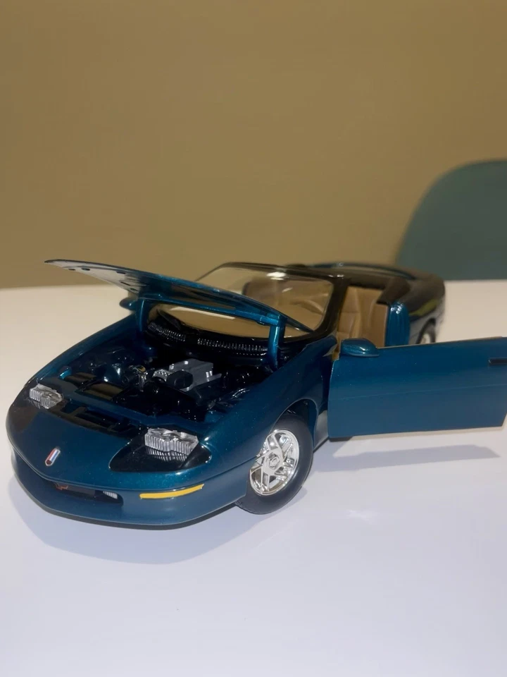 ERTL American Muscle 1996 Chevrolet Camaro Z28 Teal Convertible 1/18 Diecast Car - Image 3 of 4