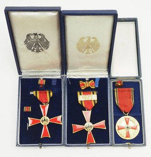 A17A02 Bundesverdienstorden Verdienstkreuze – 3 Exemplare