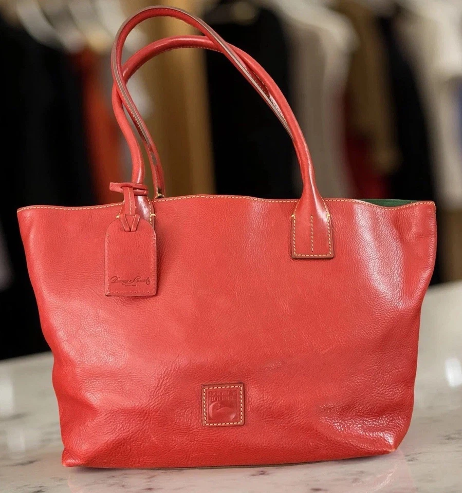 "Bolso de hombro Dooney Bourke Russel de cuero florentino rojo 17,5"" x 10"" x 6,25" Foto 3 de 4