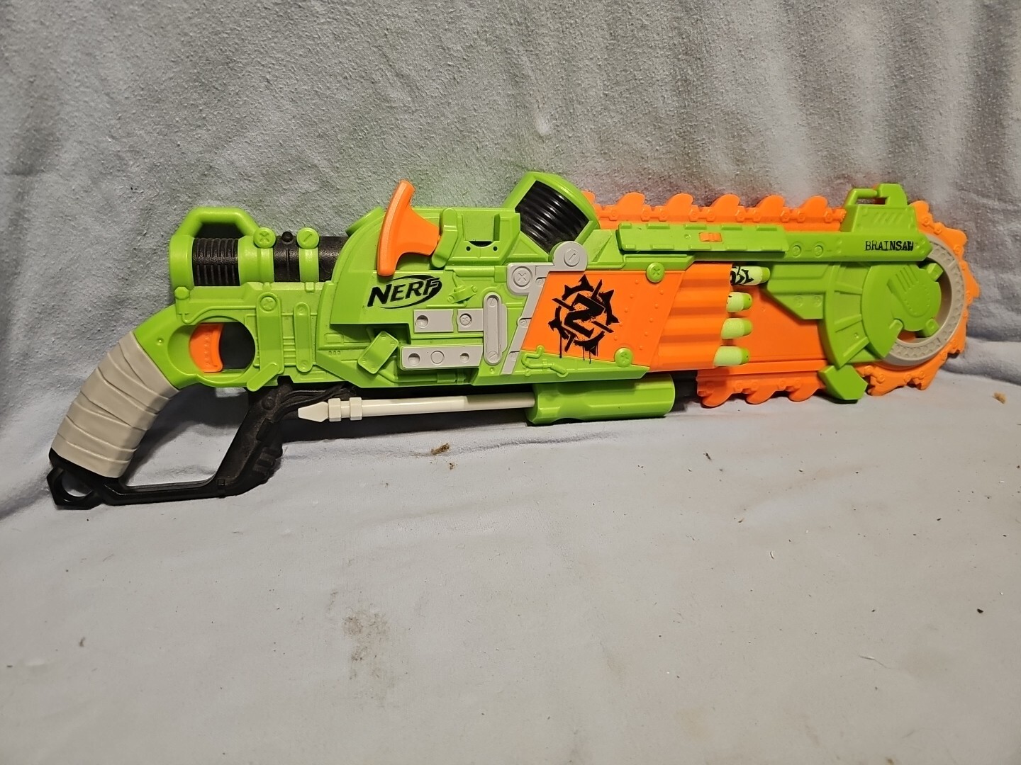 Nerf ZOMBIE Strike BRAINSAW Chainsaw Pump Action Blaster Gun