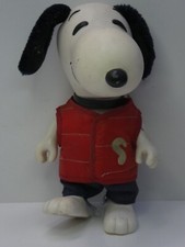 SNOOPY DOG PLASTIC FIGURINE STATUE DOLL UNITED FEATURE SYNDICATE 1958 1966 COPYR