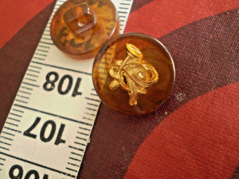 6 Vintage Knöpfe Horn bzw Bernsteinimitat mit Metall Jägerhorn-Intaglio Gold - Bild 3 von 4