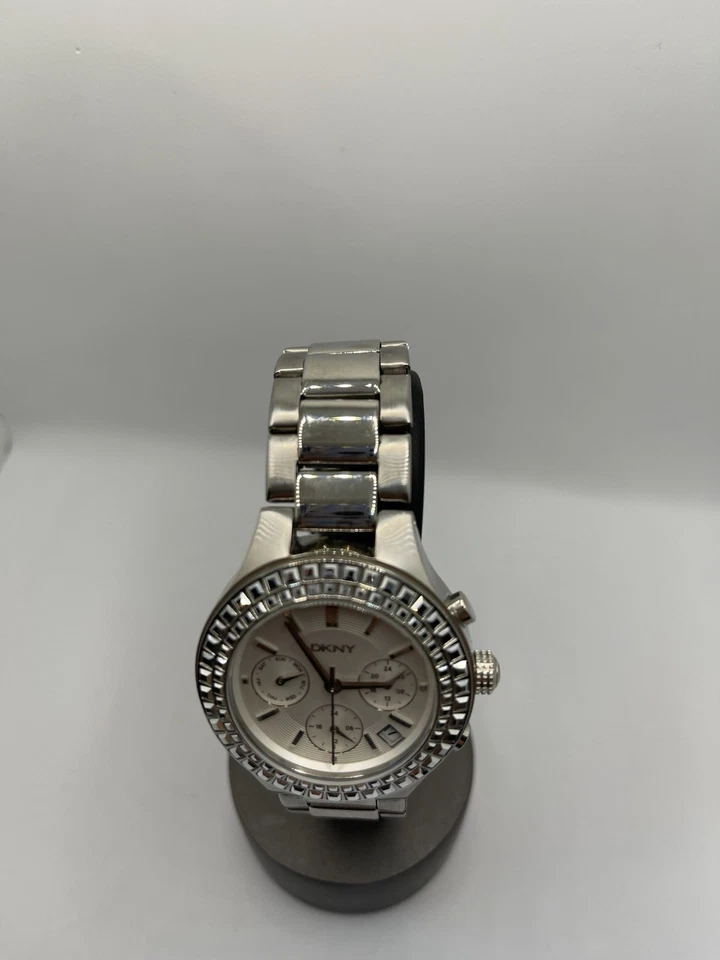 Reloj con correa de cerámica DKNY Chambers de acero inoxidable Foto 2 de 4