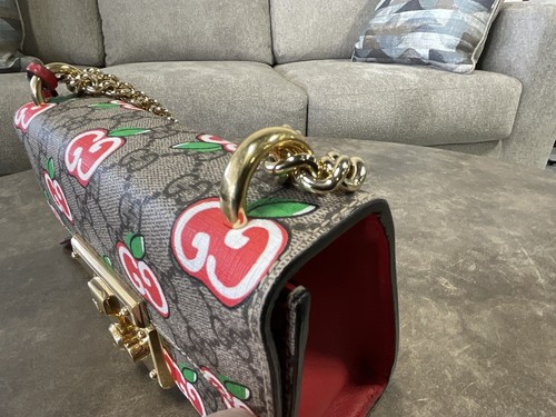 GUCCI - GG Supreme Borsa a tracolla con lucchetto APPLE 409487 - Foto 10 di 12