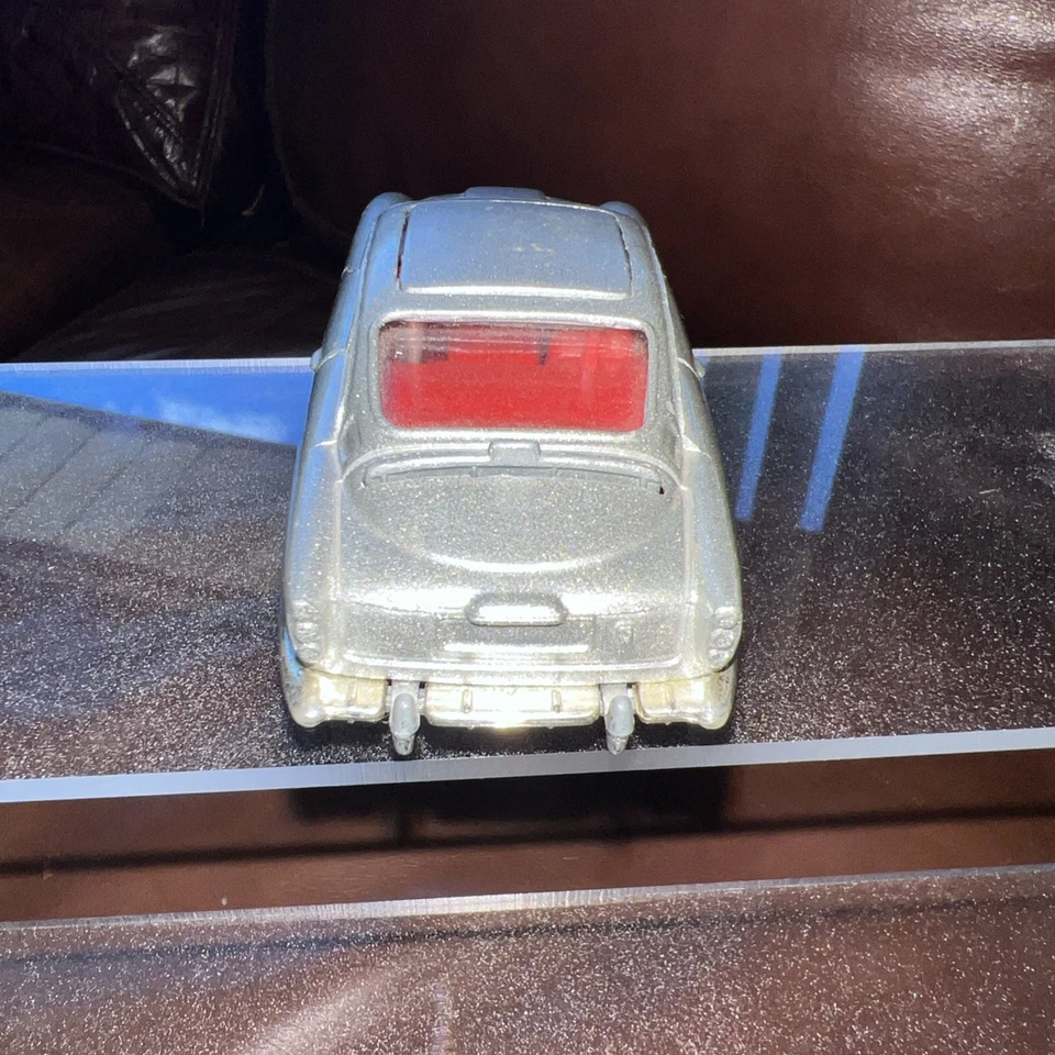 Corgi James Bond 007 Aston Martin DB5 Plateado Hecho en GT Gran Bretaña 1:43 Bonito Raro Foto 4 de 4