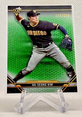 2021 Topps Triple Threads Ha-Seong Kim Emerald Parallel Rookie Card 127/259 #81