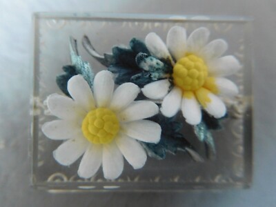 alte Brosche Harz Plexiglas geschnitzt floral weiße Blume Gänseblümchen Gänseblümchen