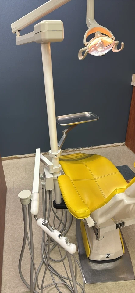 Lote de 4 sillas dentales funcionales, varias marcas, 3 negras, 1 roja/rosa Foto 4 de 4