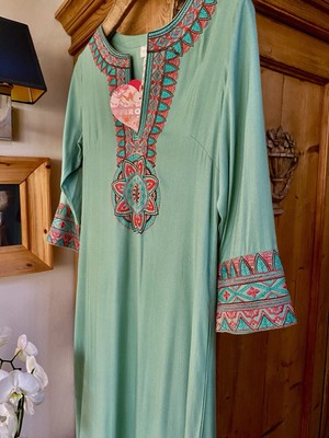 Wunderschönes Boho-Kaftankleid mit aufwendiger Stickerei. Größe S / 34. Neu .