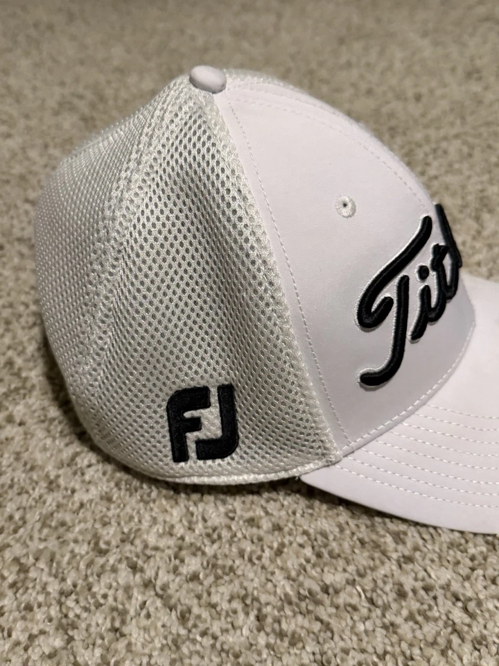 Titleist FJ Pro V1 高尔夫巡回赛网眼可调节平沿帽白色 — 第 2/4 张图片