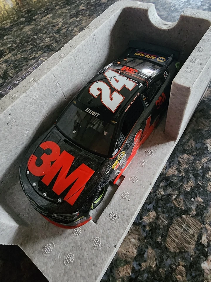 Chase Elliott 2016 Elite #24 3M Galaxy 1 de 24 Foto 4 de 4