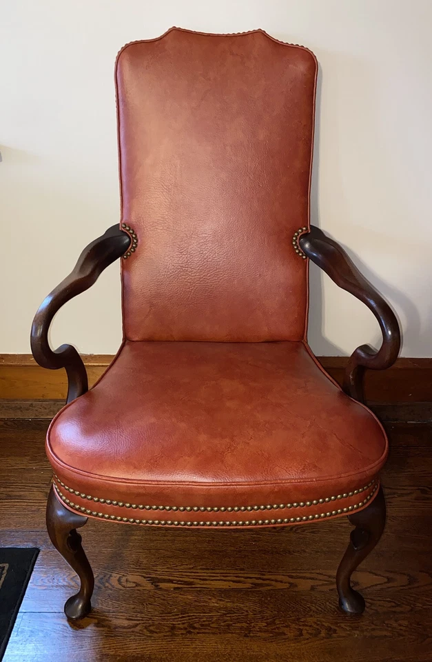 复古 Hickory Chair Co. 桃花心木/乙烯基 Guerin 扶手椅 带黄铜耳钉 — 第 3/4 张图片