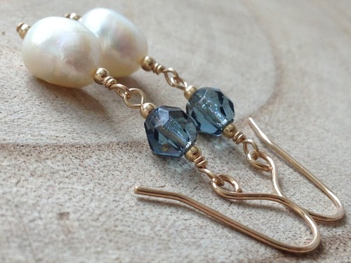White Baroque FW Pearls & Vtg Blue Faceted Glass 14ct Rolled Gold Earrings - Picture 12 of 14