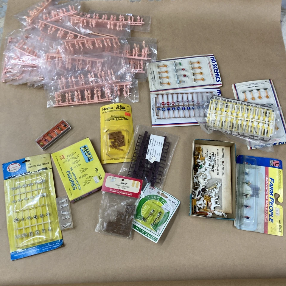 ENORME LOTE DE BONECOS E ACESSÓRIOS EM ESCALA HO 1/87. Principalmente novo em folha. Alguns usados - Imagem 2 de 4