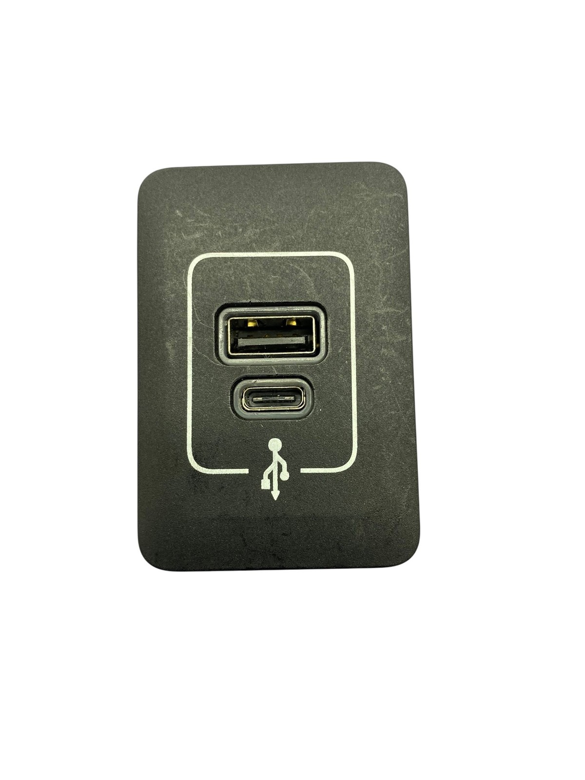 23 MASERATI GRECALE USB PORT MEDIA HUB 68381663AA