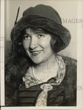 1923 Press Photo Antoinette Schipa wears "Dagger Hat" as she arrives in Chicago