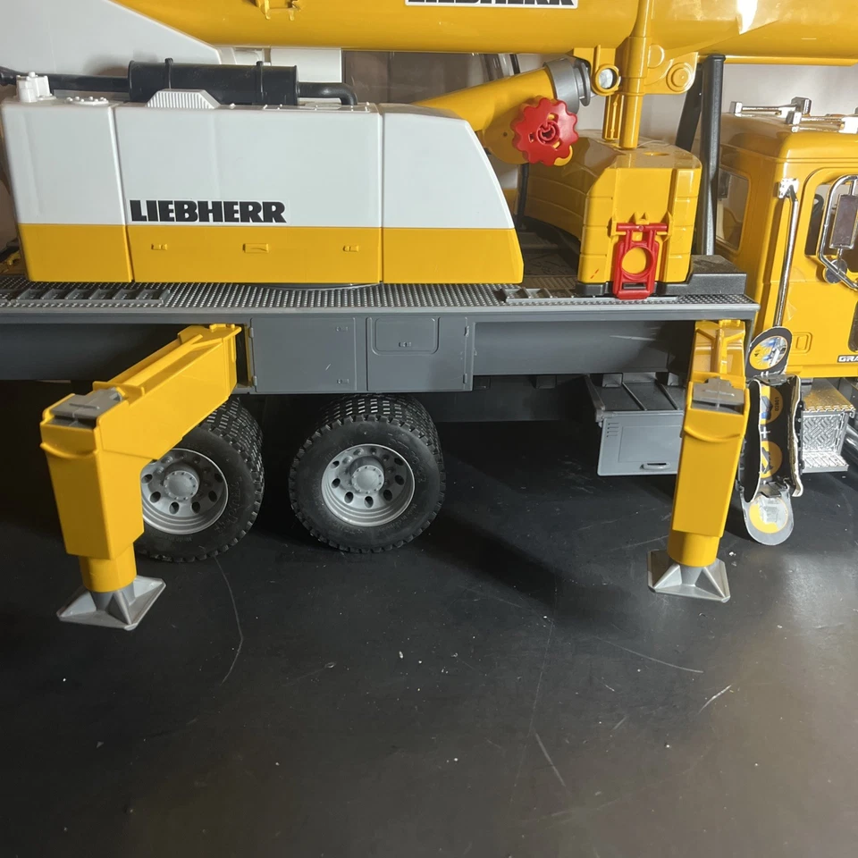 Bruder Mack Granite Liebherr Crane Truck 02818 Yellow 1:16 LTF 1045 Semi-Loader - Image 3 of 4