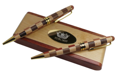 ROYAL NAVY Holz Doppel Stift Set Kugelschreiber Geschenke Schreibtischplatte DISPLAY Marine Wappen