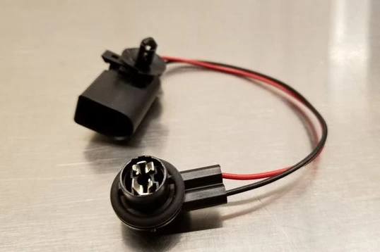 NEW AUDI Q7 4M REAR TAIL LIGHT BULB CARRIER WITH CABLES 4M0945221A 
